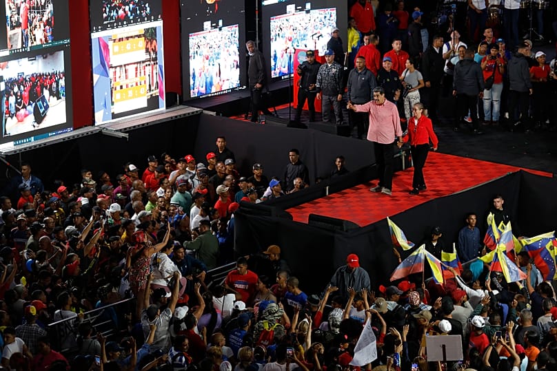 رئیس‌جمهوری ونزوئلا، نیکولاس مادورو، و همسرش، سیلیا فلورِس، روز شنبه ۱۵ نوامبر ۲۰۲۵ در کاراکاس، در یک رویداد شهری-نظامی به رهبری دولت سخنرانی کردند.