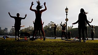 Calisthenics, az ya da hiç ekipman gerektirmeyen ve direniş için vücut ağırlığını kullanan köklü bir egzersiz biçimidir.