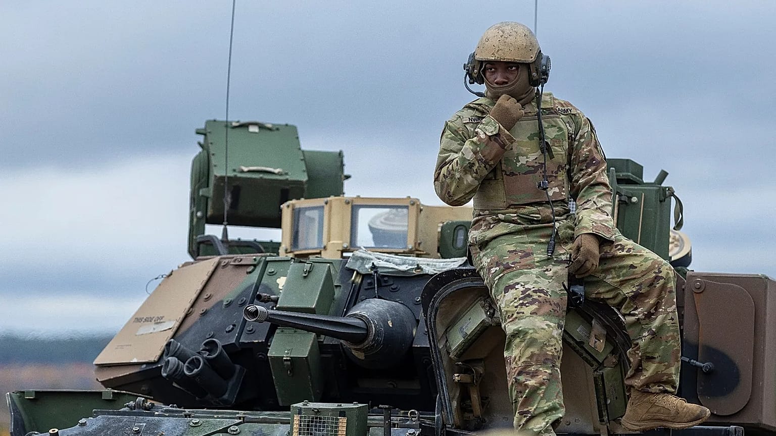 جندي أميركي خلال مناورة عسكرية بالذخيرة الحية بعنوان "غريفون القوي 2025" شمال العاصمة فيلنيوس في ليتوانيا، الأربعاء، 29 أكتوبر/تشرين الأول 2025.