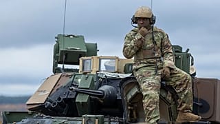 جندي أميركي خلال مناورة عسكرية بالذخيرة الحية بعنوان "غريفون القوي 2025" شمال العاصمة فيلنيوس في ليتوانيا، الأربعاء، 29 أكتوبر/تشرين الأول 2025.