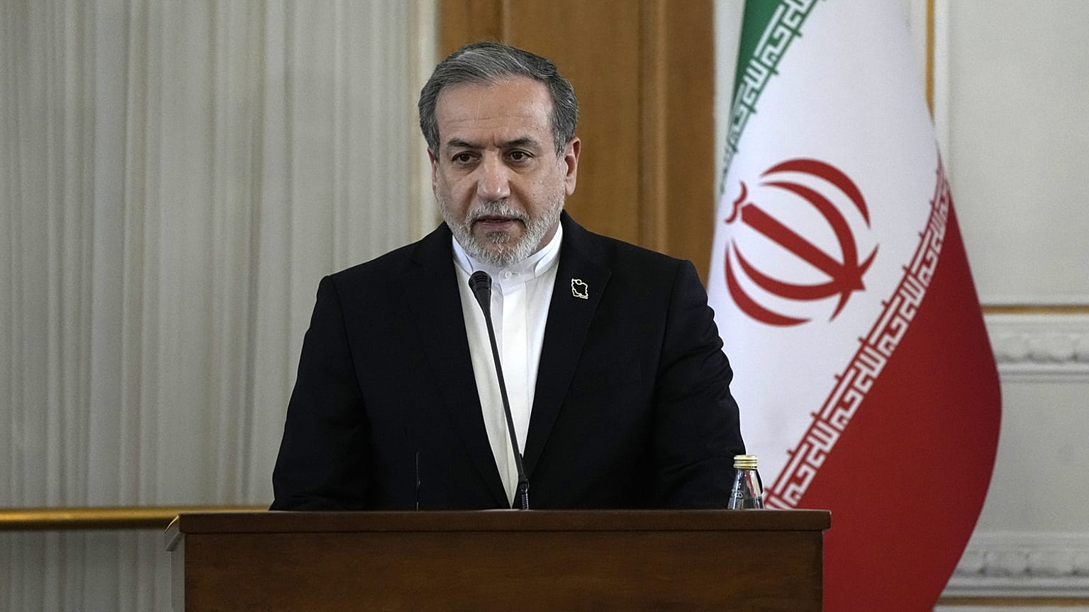 وزير الخارجية الإيراني عباس عراقجي يتحدث في مؤتمر صحفي مشترك مع نظيره العماني السيد بدر البوسعيدي بعد اجتماعهم في طهران، إيران، يوم الاثنين 30 ديسمبر 2024. (صورة أسوشيتد برس/ 