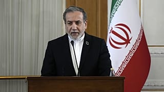 وزير الخارجية الإيراني عباس عراقجي يتحدث في مؤتمر صحفي مشترك مع نظيره العماني السيد بدر البوسعيدي بعد اجتماعهم في طهران، إيران، يوم الاثنين 30 ديسمبر 2024. (صورة أسوشيتد برس/ 