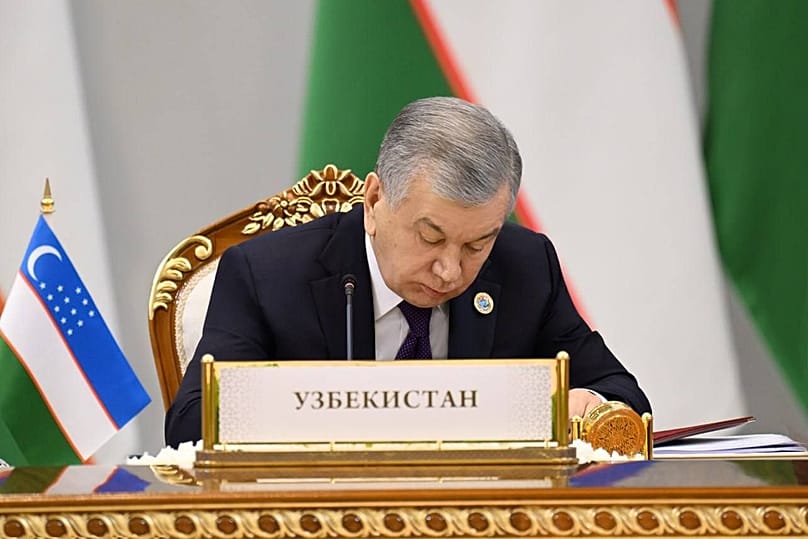 Президент Узбекистана Шавкат Мирзиёев подписывает контракты