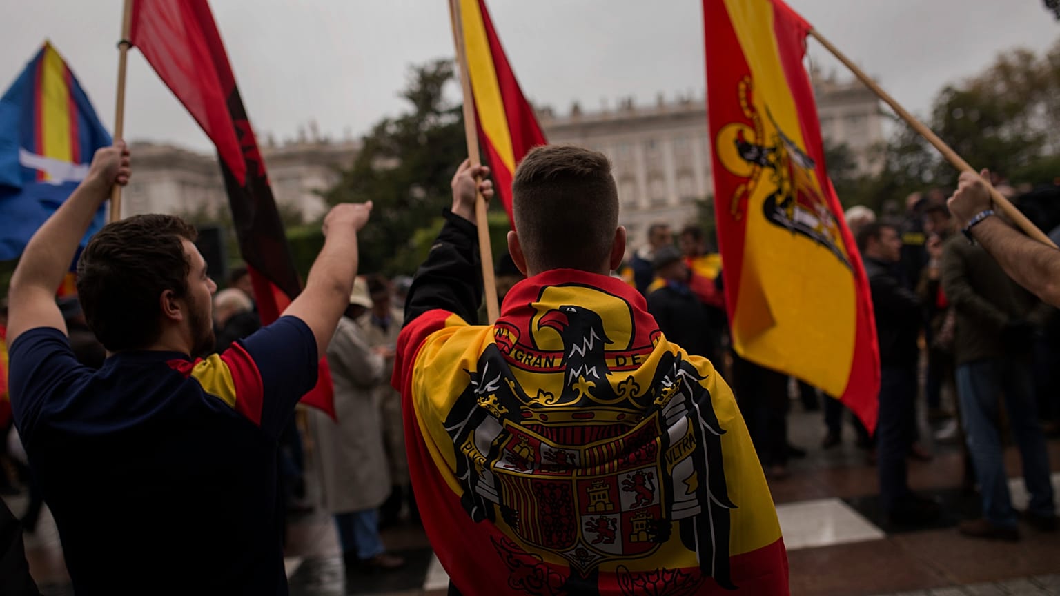 Simpatizantes de la extrema derecha ondean banderas españolas preconstitucionales durante una concentración en Madrid, el 20 de noviembre de 2016.