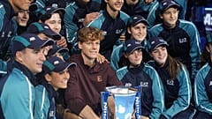 Der Italiener Jannik Sinner posiert in Turin mit der Trophäe. Er gewann das Endspiel der ATP Finals gegen den Spanier Carlos Alcaraz.