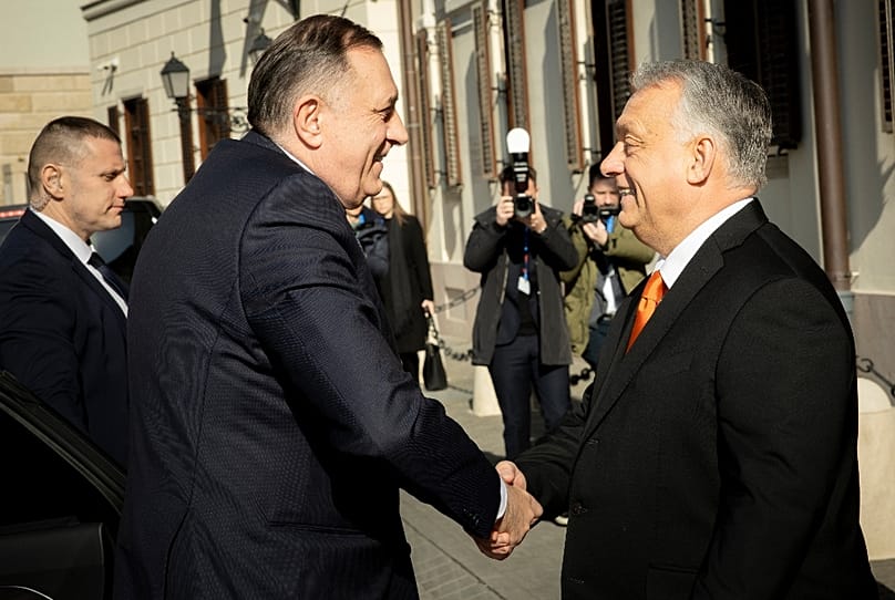 Milorad Dodik és Orbán Viktor a Karmelita előtt, 2025 februárjában