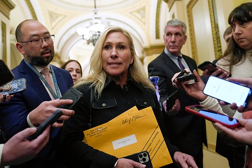 Marjorie Taylor Greene a sajtó körében a Capitóliumban