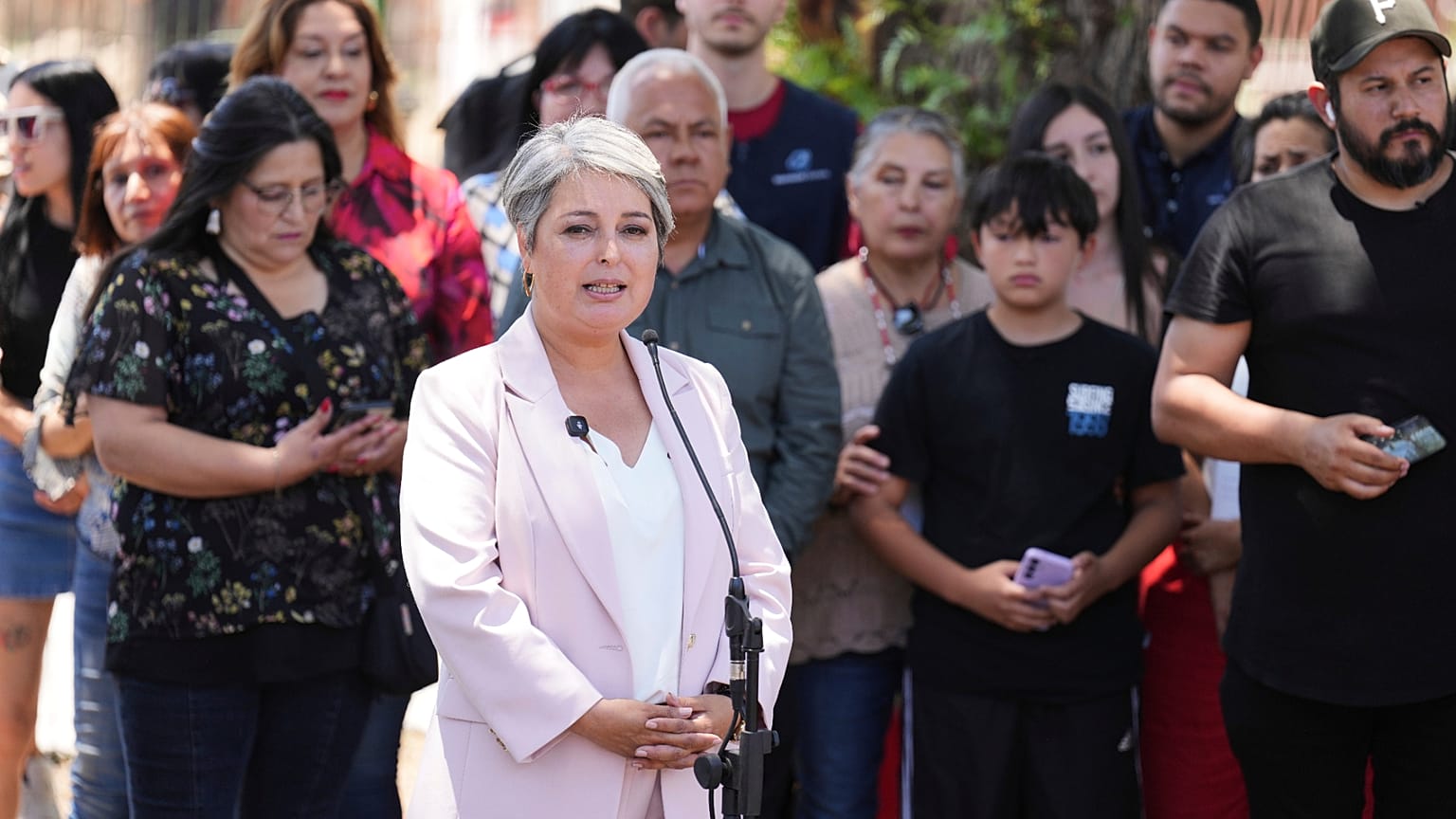 La candidata presidencial Jeannette Jara, de la coalición Unidad por Chile, habla con la prensa después de votar durante las elecciones este 16 de noviembre en Santiago