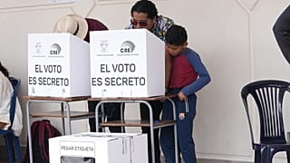 La gente vota en un referéndum sobre si permitir bases militares extranjeras en el país y reescribir la constitución a través de una asamblea constituyente, en Ecuador, 16 de noviembre de 2025.