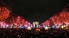 Zahlreiche Menschen erleben die Einschaltung der Weihnachtsbeleuchtung auf der Avenue des Champs-Élysées. Paris, 16. November 2025.