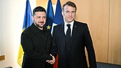 Emmanuel Macron schüttelt die Hand des ukrainischen Präsidenten Volodymyr Zelensky bei einem Treffen am Rande des EU-Gipfels in Brüssel am Donnerstag, den 23. Oktober 2025.