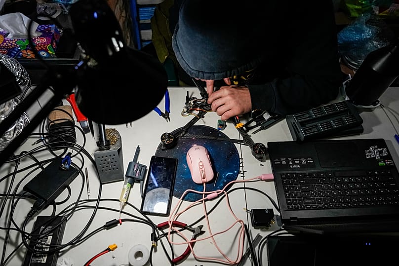 Un soldat de la brigade Khartia assemble un drone, le vendredi 7 novembre 2025, dans l'oblast de Kharkiv, en Ukraine