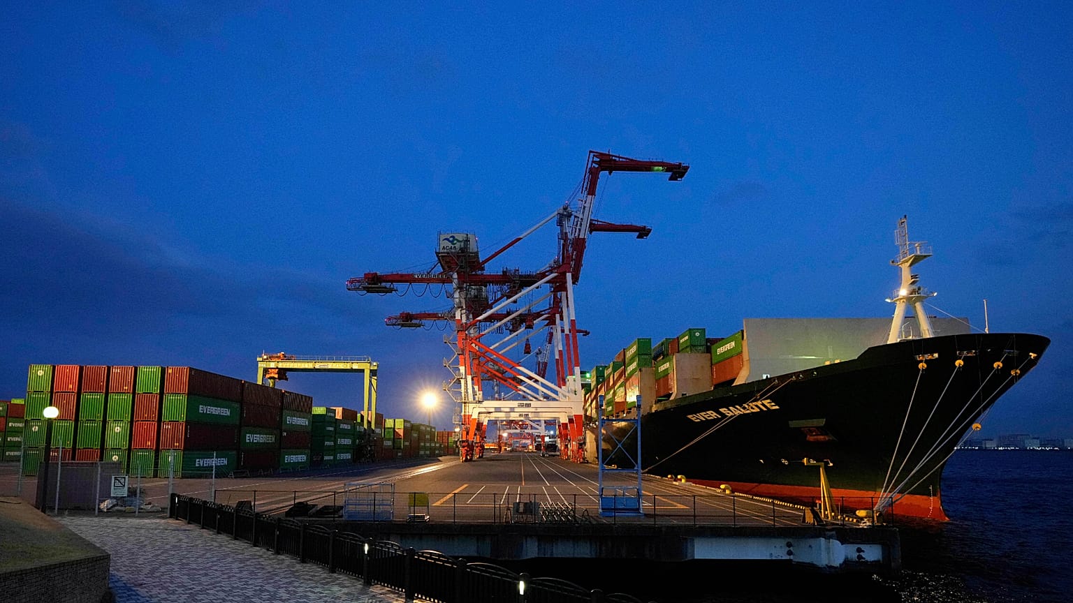 Imagen de archivo. Un buque portacontenedores está atracado en una terminal de carga en Tokio, nueve de abril de 2025.