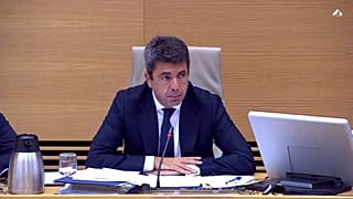 Carlos Mazón observa a Gabriel Rufián durante su comparecencia en la comisión del 29-O del Congreso de los Diputados, el 17 de noviembre de 2025