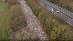 Unbekannte kippen Hunderte Tonnen Abfall illegal auf ein Feld in Südengland.