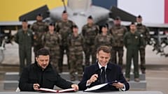 French President Emmanuel Macron and Ukrainian President Volodymyr Zelenskyy sign an agreement at the Villacoublay air base near Paris, 17 November 2025