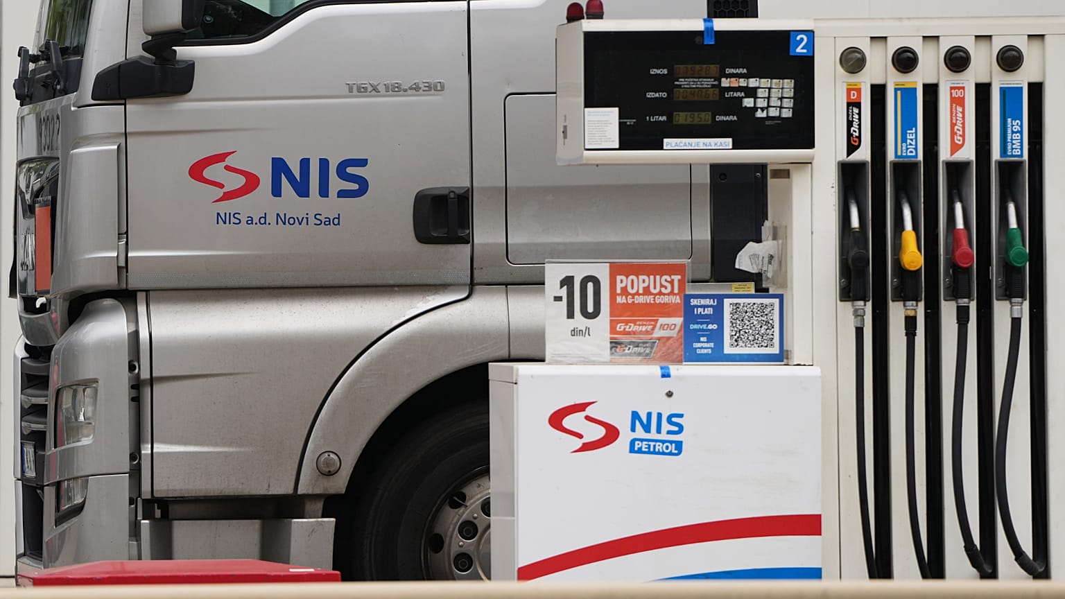 A Szerbiai Kőolajipari Vállalat (NIS) benzinüzemű teherautója