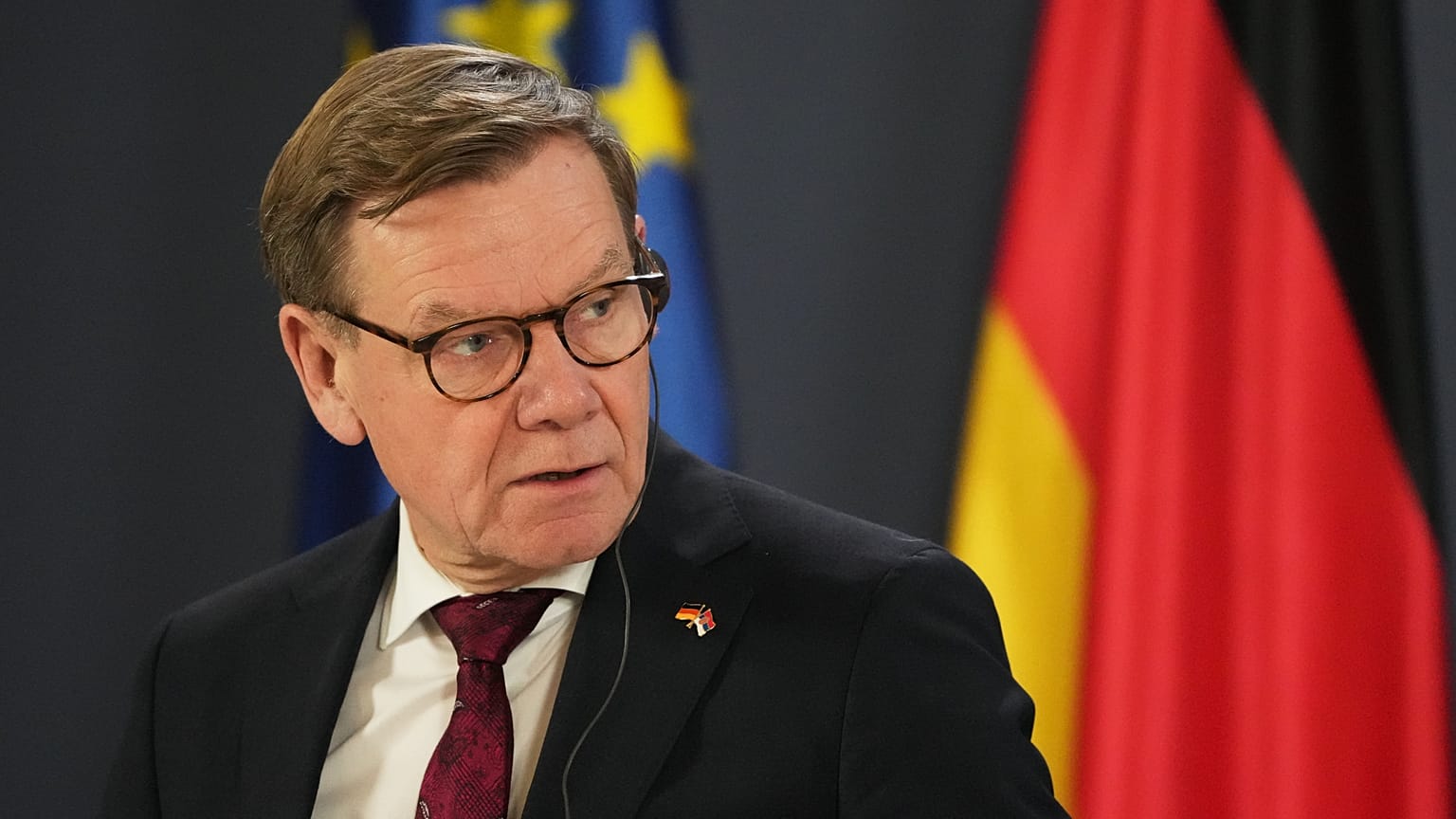 Außenminister Johann Wadephul bei einer Pressekonferenz mit dem serbischen Außenminister Marko Djuric in Belgrad, Serbien, am 18. November 2025