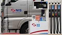 A Szerbiai Kőolajipari Vállalat (NIS) benzinüzemű teherautója