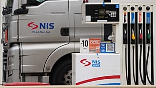 A Szerbiai Kőolajipari Vállalat (NIS) benzinüzemű teherautója