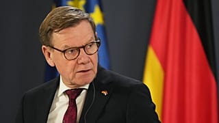 Außenminister Johann Wadephul bei einer Pressekonferenz mit dem serbischen Außenminister Marko Djuric in Belgrad, Serbien, am 18. November 2025