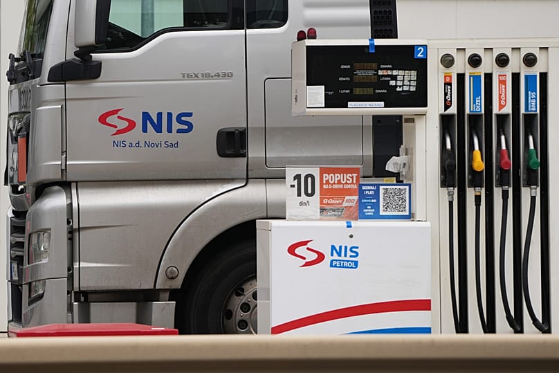 LKW der Raffinerie NIS parkt bei einer Tankstelle in Pancevo, Serbien am 9. Oktober 2025