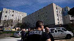 Des policiers sécurisent le quartier de La Castellane lors d'une visite axée sur la lutte contre le trafic de drogue d'Emmanuel Macron, le mardi 19 mars 2024 à Marseille