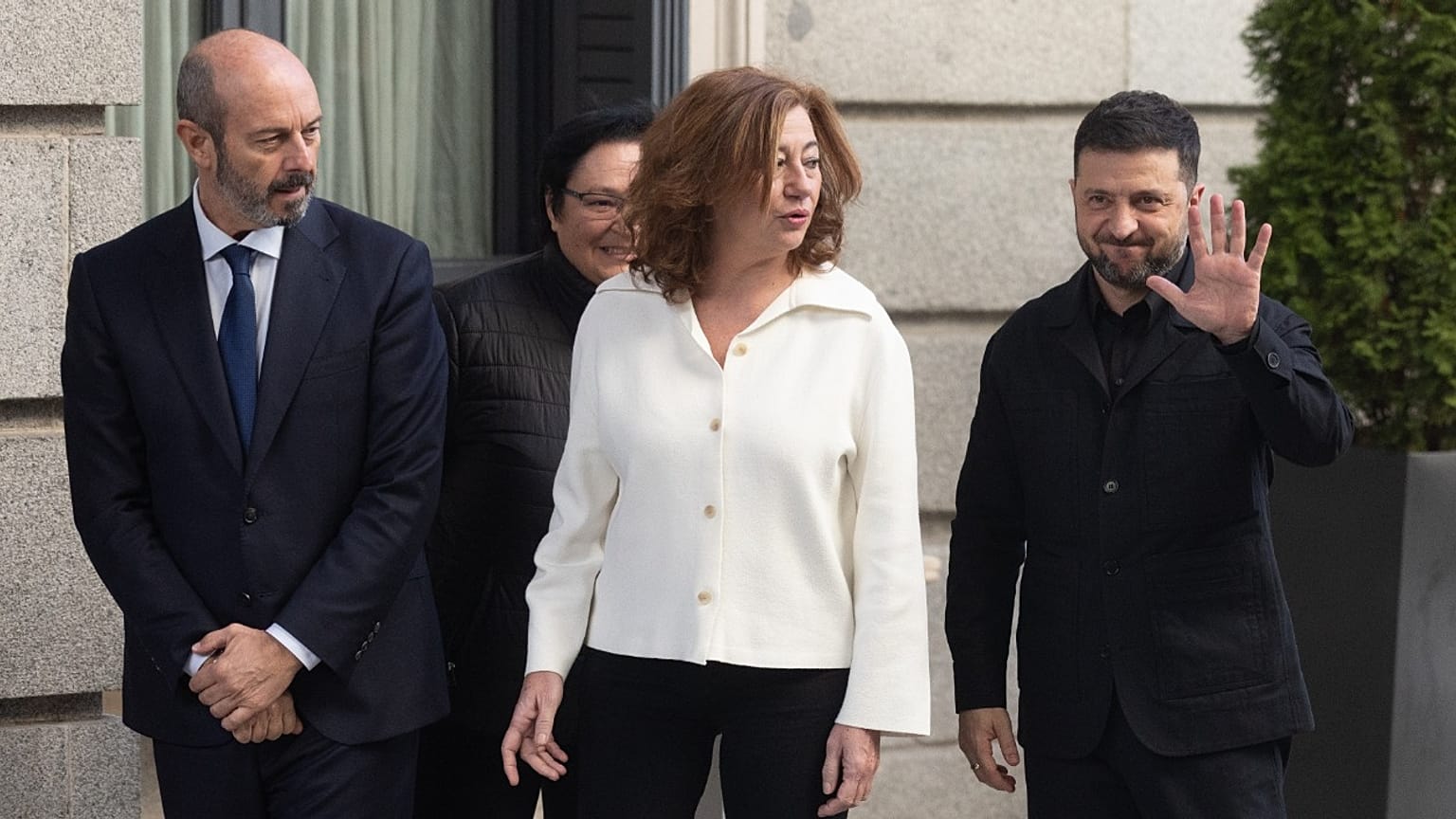 El presidente ucraniano saluda a su llegada al Parlamento español junto a la presidenta del Congreso y el presidente del Senado en Madrid, España, el 18 de noviembre de 2025.