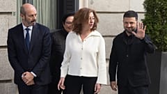 El presidente ucraniano saluda a su llegada al Parlamento español junto a la presidenta del Congreso y el presidente del Senado en Madrid, España, el 18 de noviembre de 2025.
