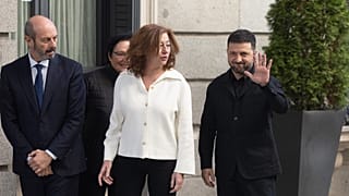 El presidente ucraniano saluda a su llegada al Parlamento español junto a la presidenta del Congreso y el presidente del Senado en Madrid, España, el 18 de noviembre de 2025.