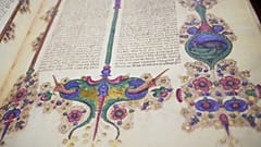 Ein Foto zeigt ein Detail aus einer Reproduktion der Bibel des Borso d’Este aus dem fünfzehnten Jahrhundert.