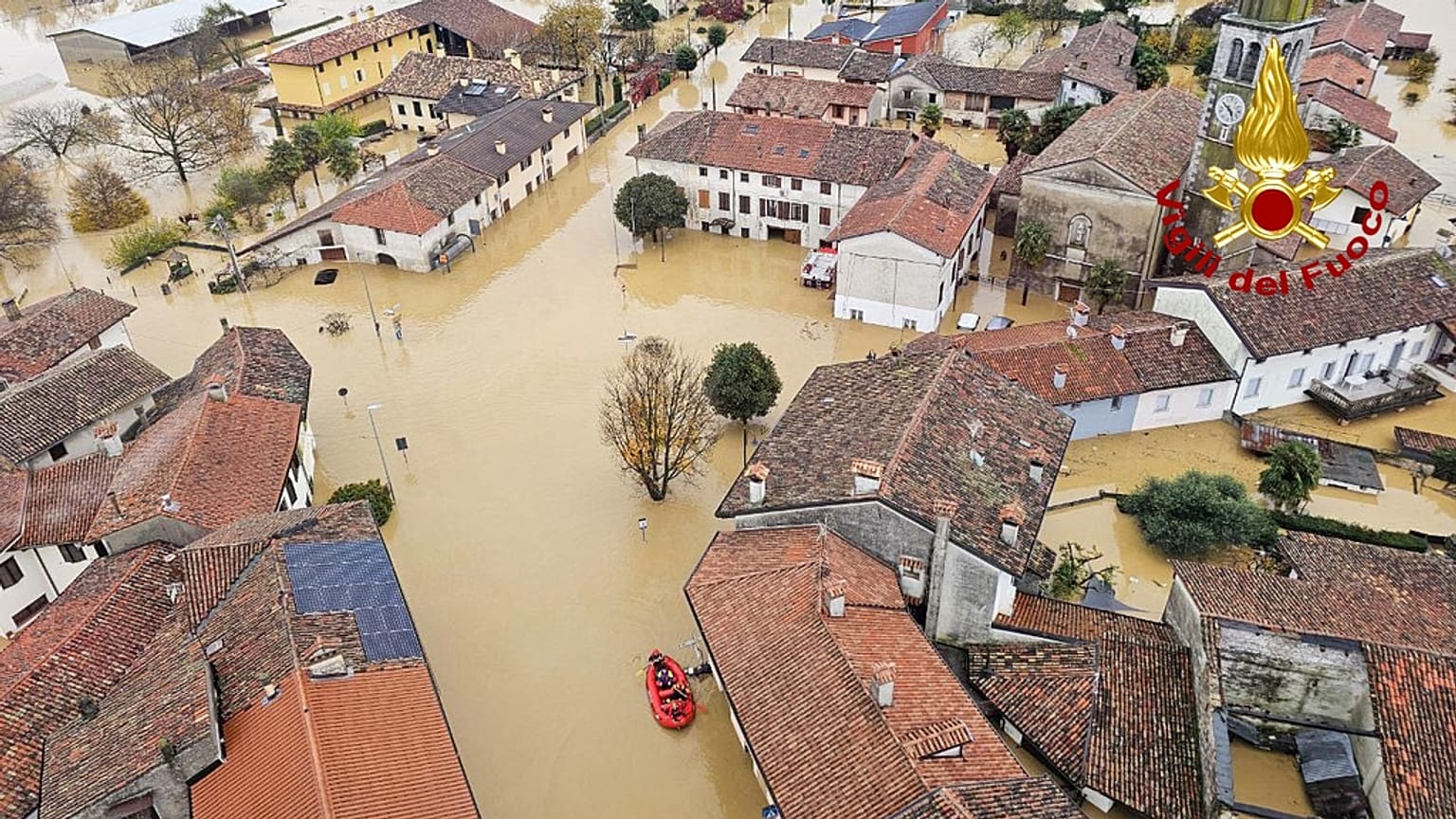 L'esondazione del fiume Torre a Romans d'Isonzo ha costretto le persone a rifugiarsi sui tetti delle abitazioni