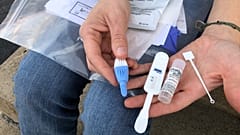 Ein lokaler Veranstalter zeigt in den Vereinigten Staaten am neunten März 2021 ein HIV-Testkit.