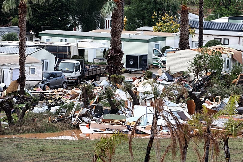 Destruição no parque de campismo de Albufeira após a passagem de um tornado