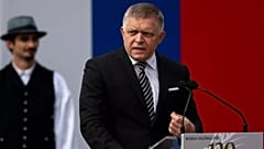 Der slowakische Premierminister Robert Fico hält eine Rede während der 130-Jahr-Feier der Mária-Valeria-Brücke in Esztergom, Ungarn, am Sonntag, 28. September 2025. (A