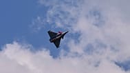 Ein Rafale-Kampfflugzeug fliegt auf der Paris Air Show am Montag, 16. Juni 2025, in Le Bourget nördlich von Paris