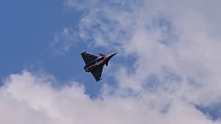Um avião de combate Rafale voa no Paris Air Show na segunda-feira, 16 de junho de 2025, em Le Bourget, a norte de Paris