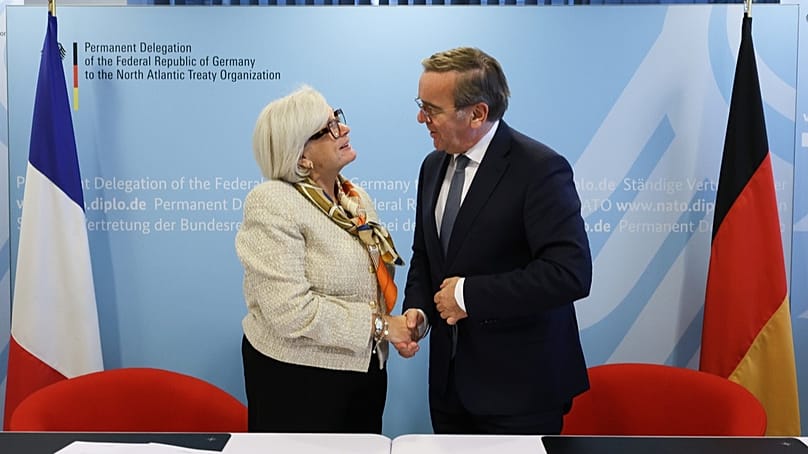 Pistorius e a ministra da Defesa francesa, Catherine Vautrin, na sede da NATO, em Bruxelas, a 15 de outubro de 2025