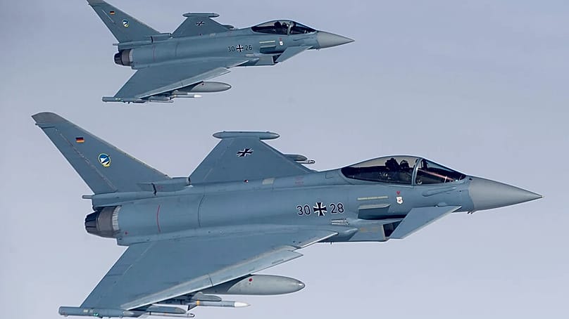 Ficheiro - Avião de combate alemão Eurofighter Typhoon na missão de vigilância aérea da NATO nos Estados Bálticos, 25 de abril de 2017