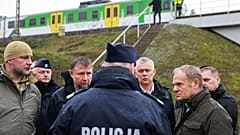 Donald Tusk miniszterelnök (jobbra), Tomasz Siemoniak, a különleges szolgálatok miniszteri koordinátora (középen) és Marcin Kierwiński, a belügyminisztérium vezetője (balra) az eltérítés helyszínén.