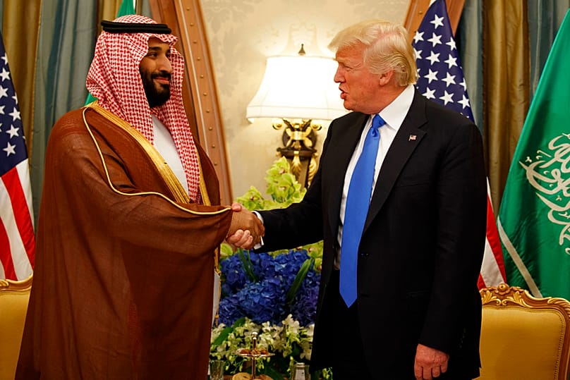 يصافح الرئيس دونالد ترامب نائب ولي العهد ووزير الدفاع السعودي محمد بن سلمان خلال اجتماع ثنائي في الرياض.