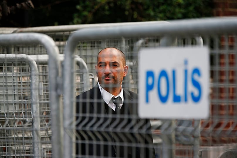 يقف أحد رجال الأمن خلف حواجز تُغلق الطريق المؤدي إلى قنصلية السعودية في إسطنبول، الأحد 21 أكتوبر/تشرين الأول 2018.