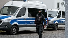 Die Polizei ermittelt in Düsseldorf, Deutschland, im Rahmen von Razzien in mehreren deutschen Städten am Mittwoch, den 6. Oktober 2021.