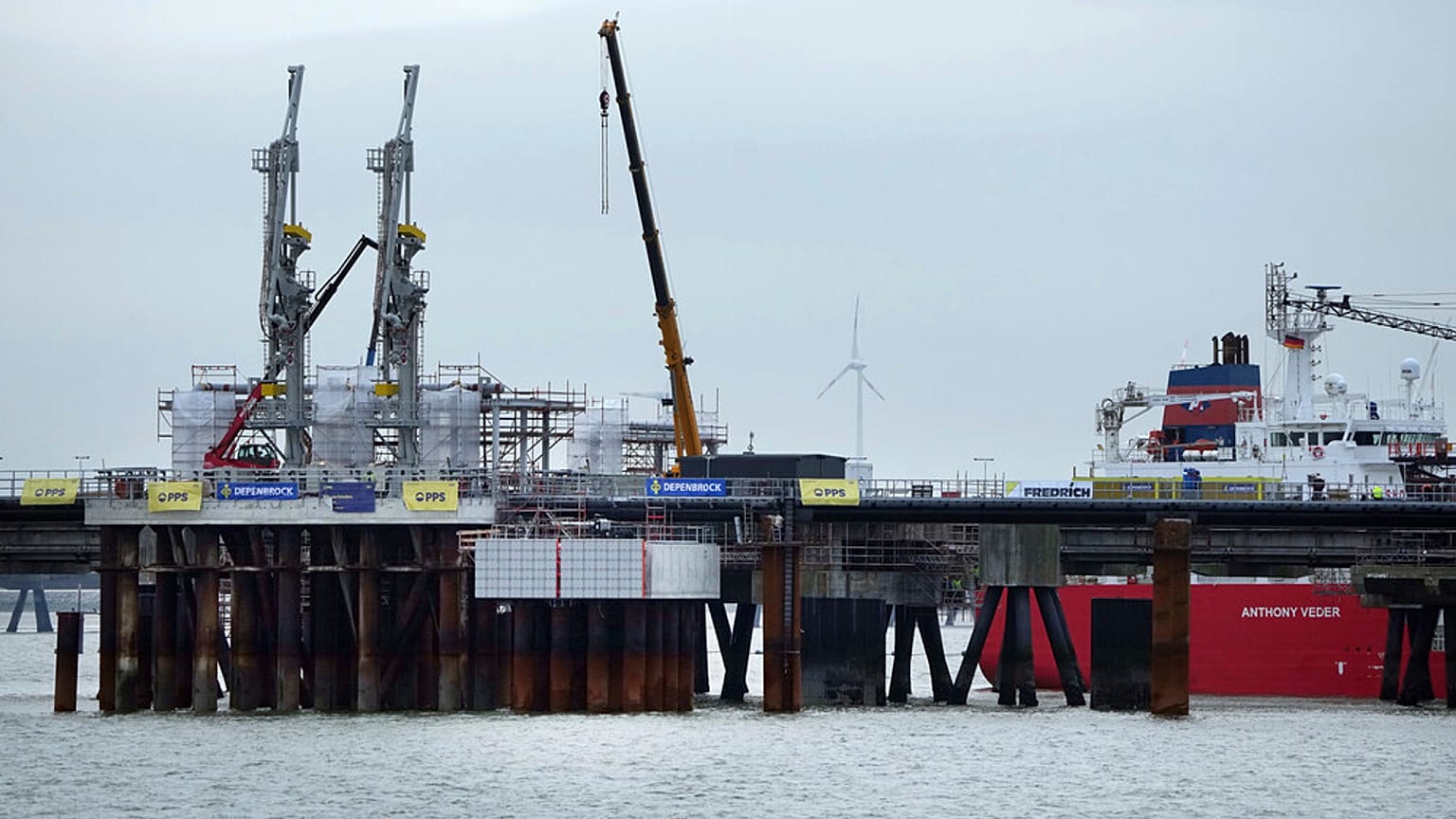 ناقلة الغاز النفطي المسال "كورال بارينسيس" راسية عند موقع إنشاء محطة "يونيبير" للغاز الطبيعي المسال (LNG) في فيلهلمسهافن، ألمانيا،