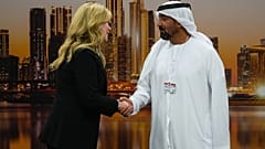 Stephanie Pope, Präsidentin und CEO von Boeing Commercial Airplanes, und Sheikh Ahmed bin Saeed Al Maktoum, Emirates-Chef, geben sich bei der Dubai Airshow die Hand.