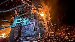 Einsatzkräfte löschen ein Feuer nach einem russischen Angriff in Balakliya, 17. November 2025