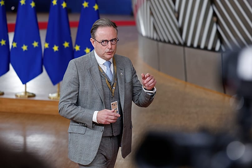 Le Premier ministre belge Bart De Wever arrive pour un sommet européen au bâtiment du Conseil européen à Bruxelles, le jeudi 23 octobre 2025
