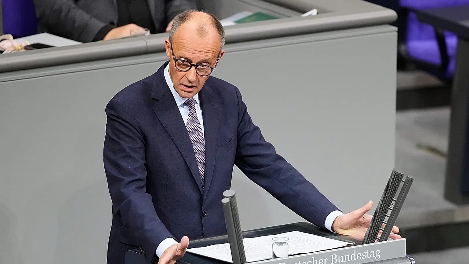 Almanya Başbakanı Friedrich Merz, 16 Ekim 2025 Perşembe günü Berlin'deki Reichstag binasında yapılan bir tartışma sırasında Federal Meclis'e hitap ediyor.