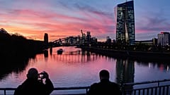  Europäische Zentralbank, rechts, und die Skyline von einer Mainbrücke in Frankfurt, Deutschland. 4. November 2025.