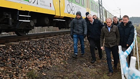 Premier Donald Tusk, odwiedza miejsce linii kolejowej Mika, uszkodzonej w wyniku sabotażu, niedaleko Dęblina, w poniedziałek, 17 listopada 2025 r.